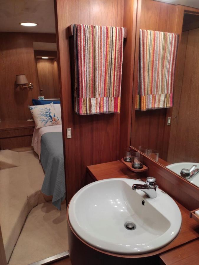 Boat & Breakfast Lucretia, Luxury Yacht Ξενοδοχείο Àrbatax Εξωτερικό φωτογραφία