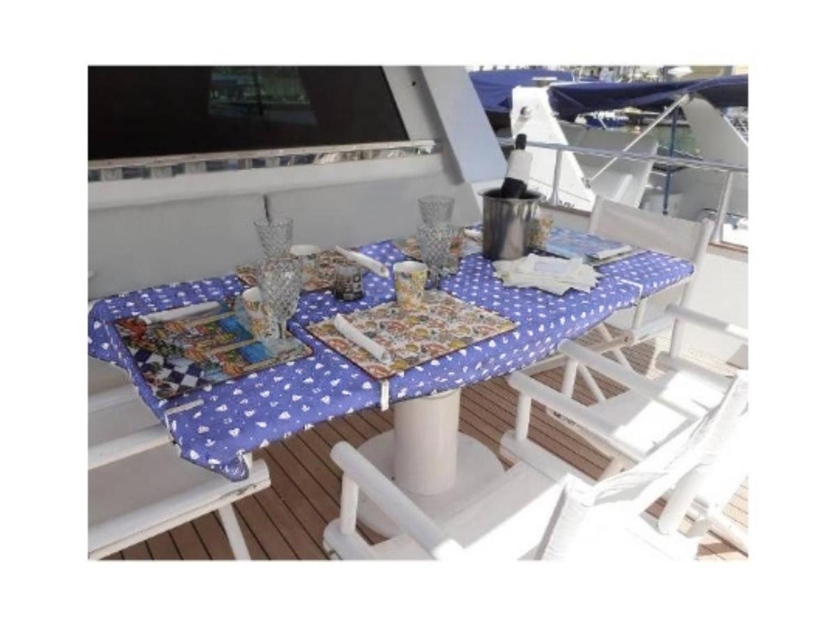 Boat & Breakfast Lucretia, Luxury Yacht Ξενοδοχείο Àrbatax Εξωτερικό φωτογραφία