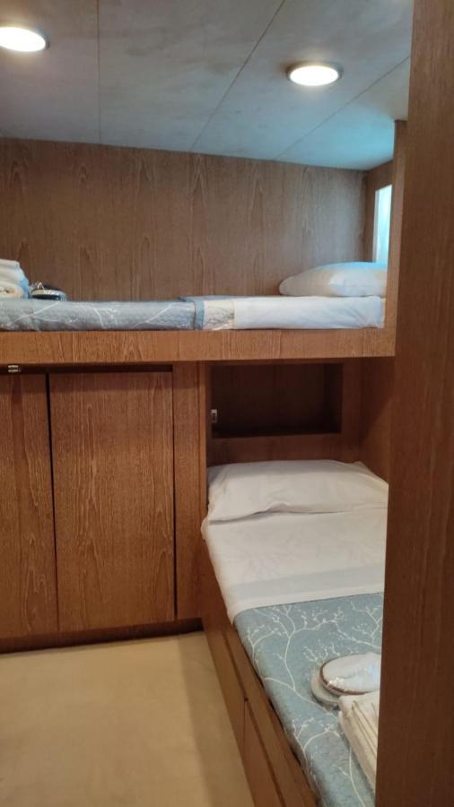 Boat & Breakfast Lucretia, Luxury Yacht Ξενοδοχείο Àrbatax Εξωτερικό φωτογραφία