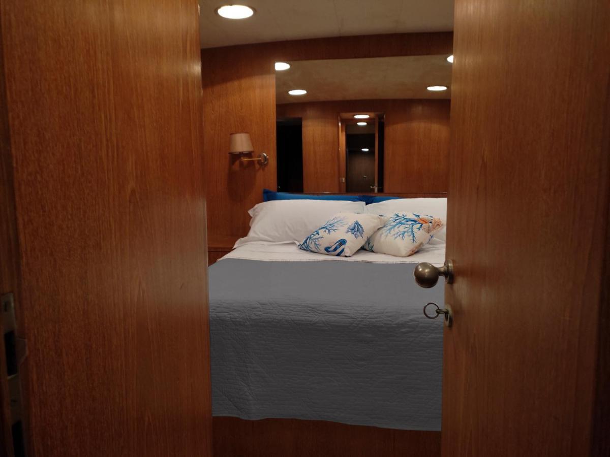 Boat & Breakfast Lucretia, Luxury Yacht Ξενοδοχείο Àrbatax Εξωτερικό φωτογραφία