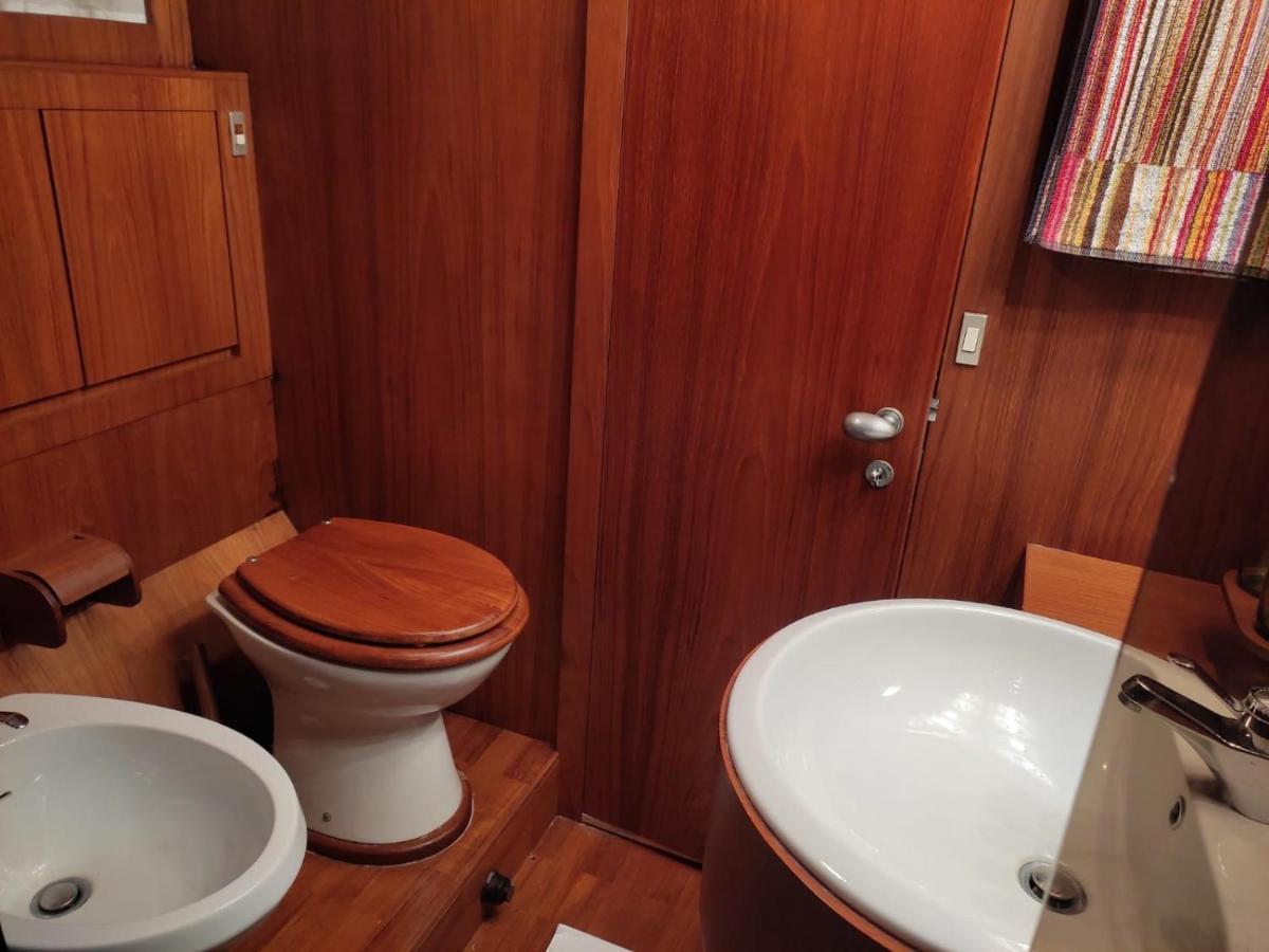 Boat & Breakfast Lucretia, Luxury Yacht Ξενοδοχείο Àrbatax Εξωτερικό φωτογραφία