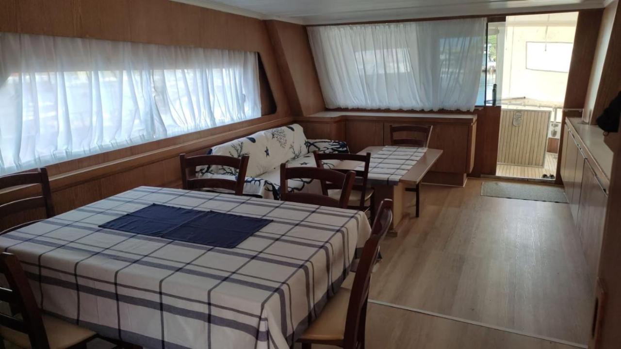 Boat & Breakfast Lucretia, Luxury Yacht Ξενοδοχείο Àrbatax Εξωτερικό φωτογραφία