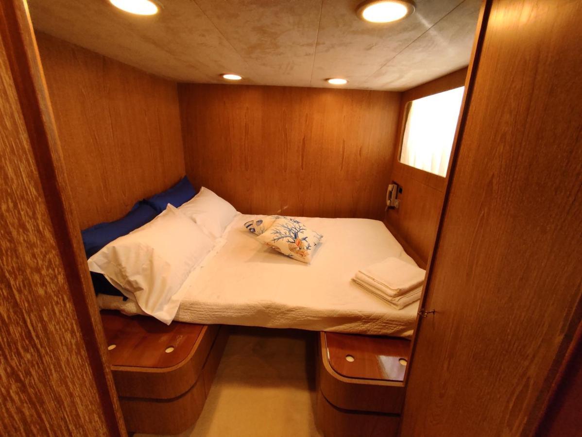 Boat & Breakfast Lucretia, Luxury Yacht Ξενοδοχείο Àrbatax Εξωτερικό φωτογραφία